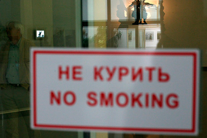 Сенаторы внесли в Госдуму законопроект о запрете курения у подъездов и в лифтах
