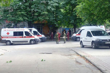 Место первого взрыва в центре Луганска 