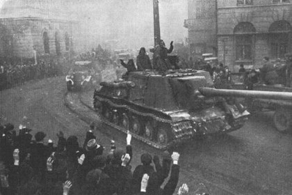 Советские войска в освобожденном городе Лодзь, январь 1945 года