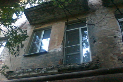 Балкон упал вместе с пенсионером в Энгельсе