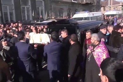 Неизвестный обстрелял похоронную процессию в Армении
