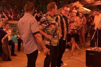 Сталлоне исполнил гавайский танец на дне рождения Шварценеггера
