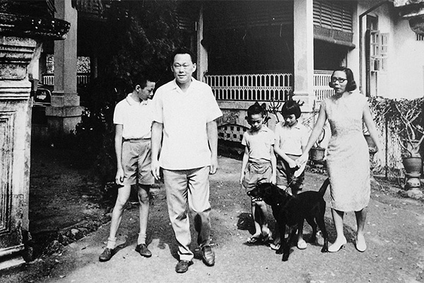Ли Куан Ю с семьей в своей резиденции