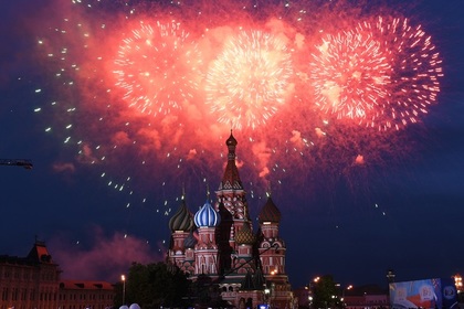 Салют на  Красной площади в Москве