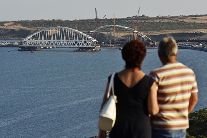 Строители начали подъем железнодорожной арки на опоры Крымского моста