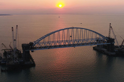 Железнодорожную арку Крымского моста подняли на опоры