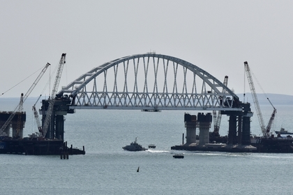 Под железнодорожной аркой Крымского моста прошел «Святитель Алексий»
