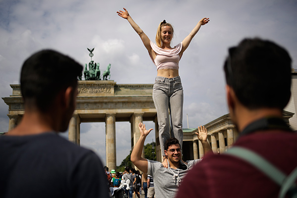 Акробаты на площади в Берлине