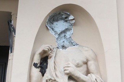 Петербургская статуя осталась без головы за свой «дерзкий» взгляд