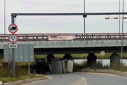 В Петербурге три «Газели» врезались в мост с надписью «"Газель" не проедет»