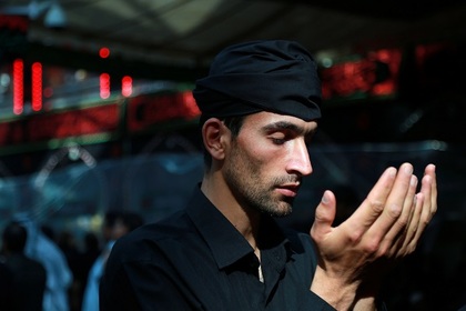 Иракский шиит во время молитвы