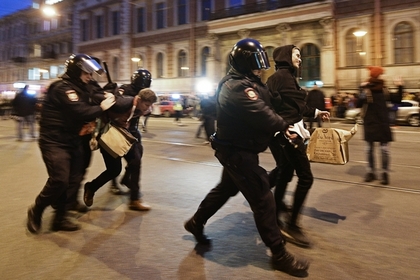 Сотрудники правоохранительных органов задерживают участников несанкционированной акции в Санкт-Петербург