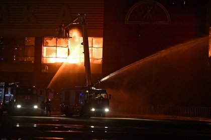 Сотрудники пожарной охраны МЧС тушат пожар на подмосковном строительном рынке «Синдика»