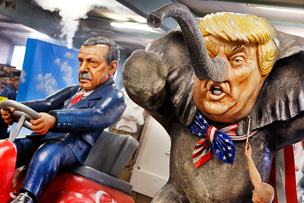 Карнавальные фигуры, изображающие Реджепа Тайипа Эрдогана и Дональда Трампа