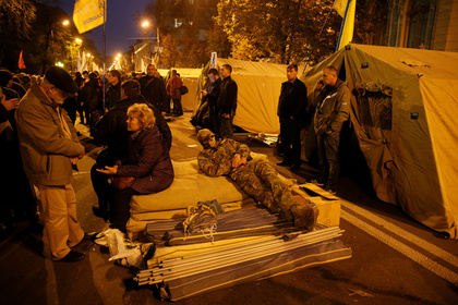 Митингующие в Киеве разбили палатки у здания Рады