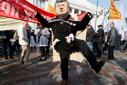 Порошенко отказался встречаться с протестующими у здания Рады депутатами