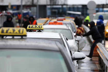 Таксист протащил полицейского на капоте в аэропорту Домодедово