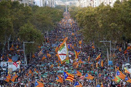 На акцию в поддержку смещенного правительства вышли полмиллиона каталонцев