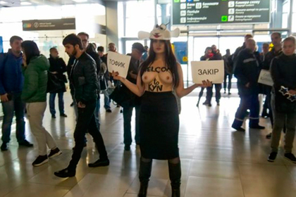 Полуголая активистка Femen в образе овцы воспротивилась секс-турам на Украину