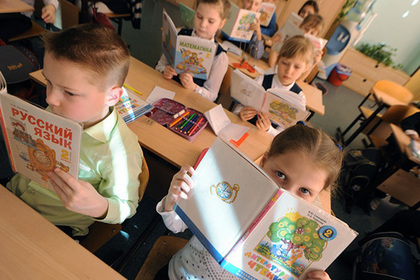 Педагогов московской школы обязали следить за детьми в соцсетях