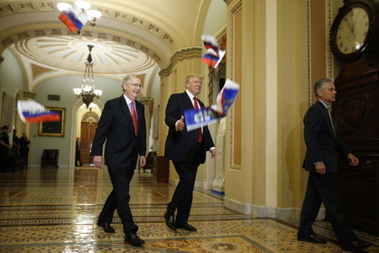 Трампа закидали флагами России