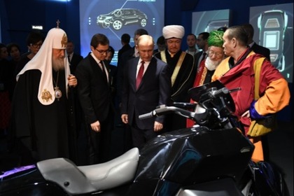 Путину и духовным лидерам России показали тяжелый мотоцикл «Иж»