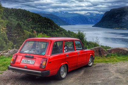Пара из Перми проехала всю Норвегию на красных «Жигулях»