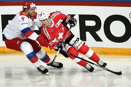 Игрок сборной России Владислав Гавриков (слева)