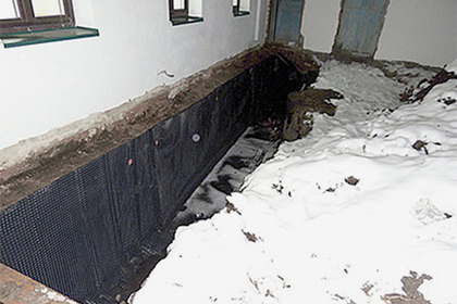 Украинские гастарбайтеры перерыли монастырское кладбище и разбросали кости