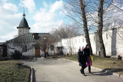 Вандалы изрубили крест в Спасо-Андрониковом монастыре