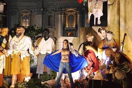 Активистка Femen обнажила грудь перед рождественской службой в Ватикане
