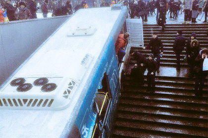 Число погибших под колесами автобуса в Москве выросло