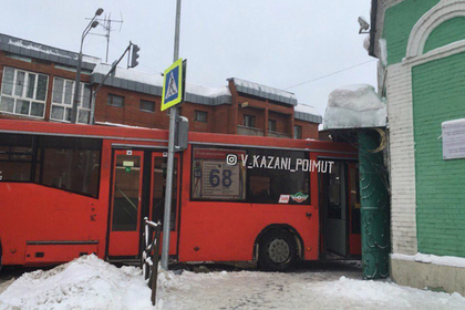 Автобус протаранил мечеть в Казани