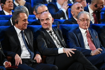 Вице-премьер Виталий Мутко, президент ФИФА Джанни Инфантино и футболист Алексей Парамонов