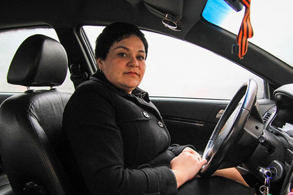 Вернувшую пассажирам 4 миллиона рублей таксистку пожурила дочь