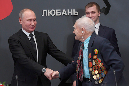 Путин вместе с ветеранами посмотрел фильм «Рубеж»