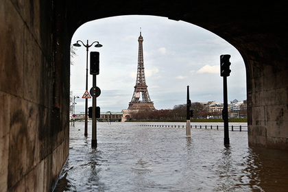 Сена вышла из берегов и затопила Париж