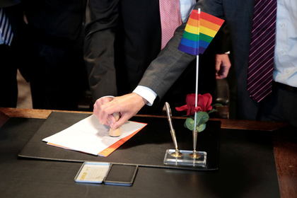 Получивших регистрацию гей-брака россиян оштрафуют
