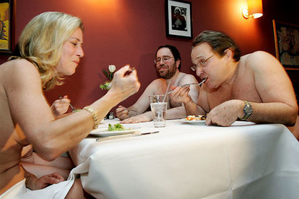 Гостям европейского заведения предложили поужинать голыми