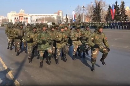 Солдаты из Анголы прошли на параде в Омске ко Дню защитника отечества