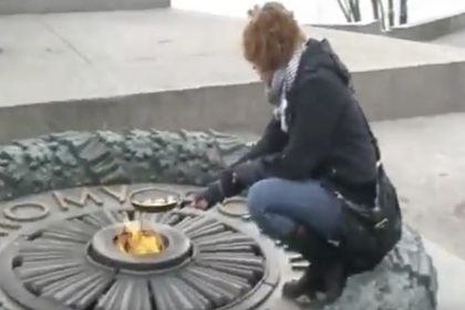 ЕСПЧ поддержал поджарившую яичницу с сосисками на Вечном огне украинку