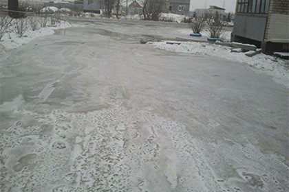 Реки фекалий замерзли на улицах уральского поселка