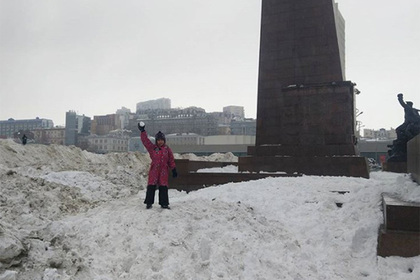 Во Владивостоке решили порадовать детей грязным снегом
