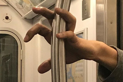 Фотограф объявил охоту на отвратительные и смешные руки в метро