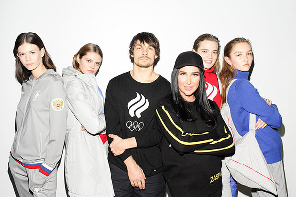 Олимпийский чемпион сноубордист Вик Уайлд и дизайнер Анастасия Задорина в окружении моделей