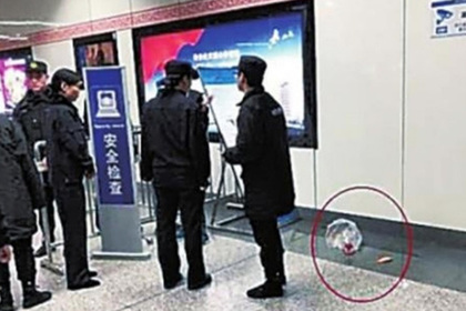 Разъяренный китаец не смог зайти в метро с рыбками и убил их
