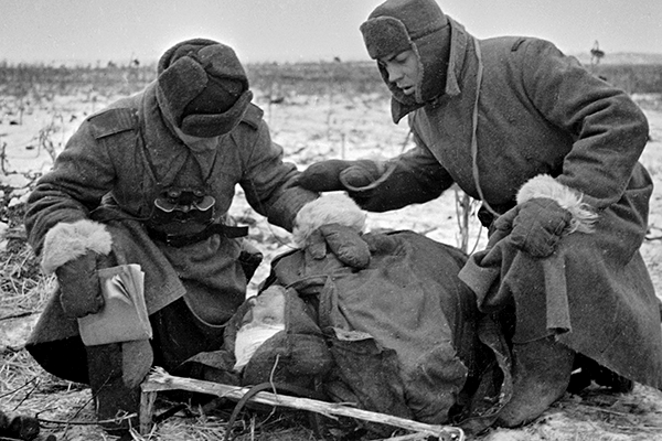 Два советских воина склонились над убитым товарищем