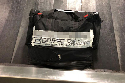 Пассажиров напугала сумка с подписью «бомба»