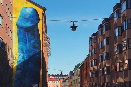 Центр Стокгольма украсил пятиэтажный синий половой орган