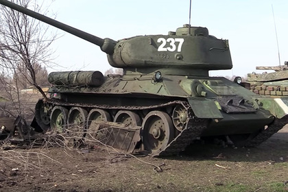 Танк Т-34 попал под обстрел в Донбассе